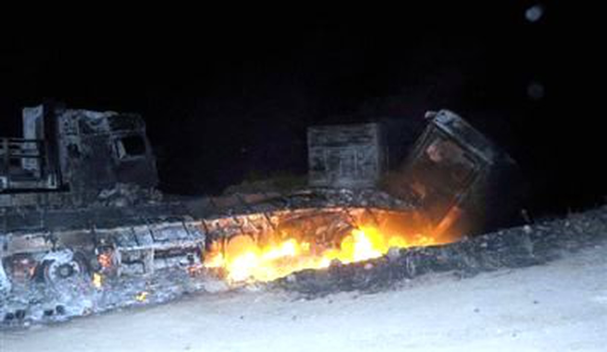 Tunceli1pkk\'lılar Tunceli\'de Yol Kesip 5 Tır\'ı Yaktı