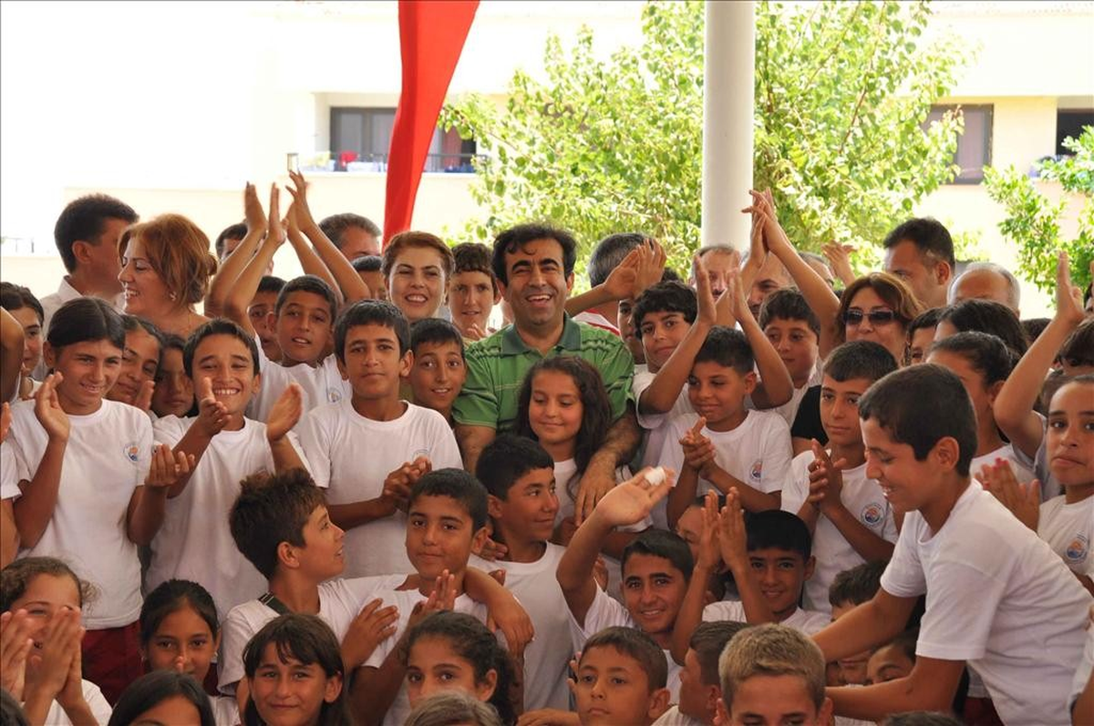 Vali Güzeloğlu, Yaz Kampında Çocuklarla Buluştu