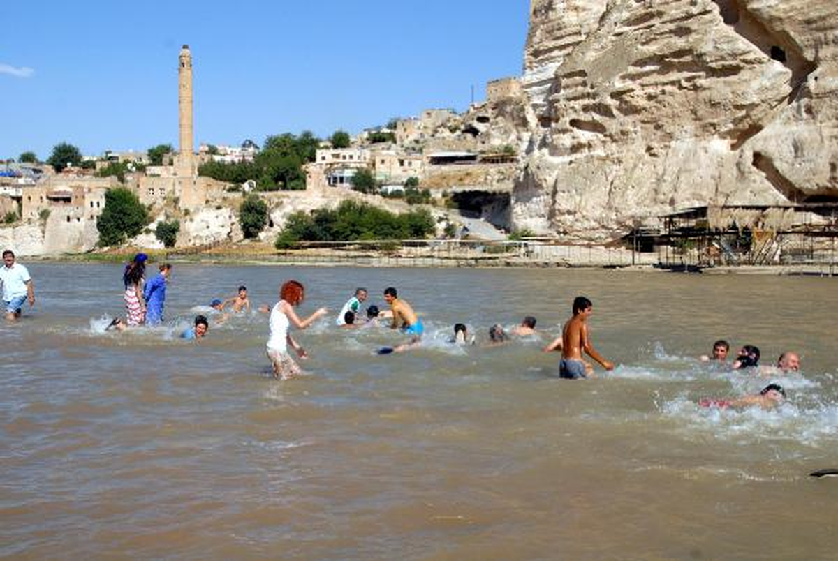 \'Nehirler Özgür Aksın\' Diye Dicle Nehri\'ne Atladılar