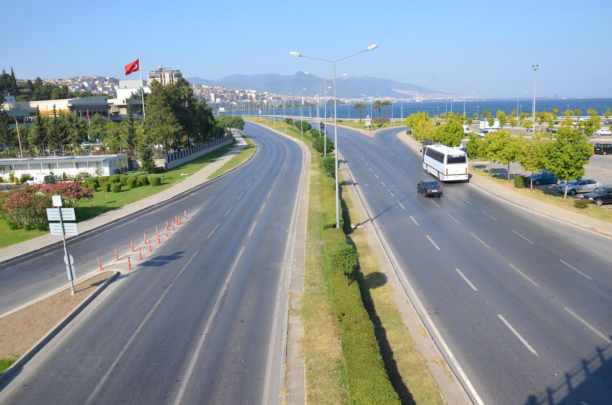 Sıcak Havada İzmir Sokakları Boşaldı
