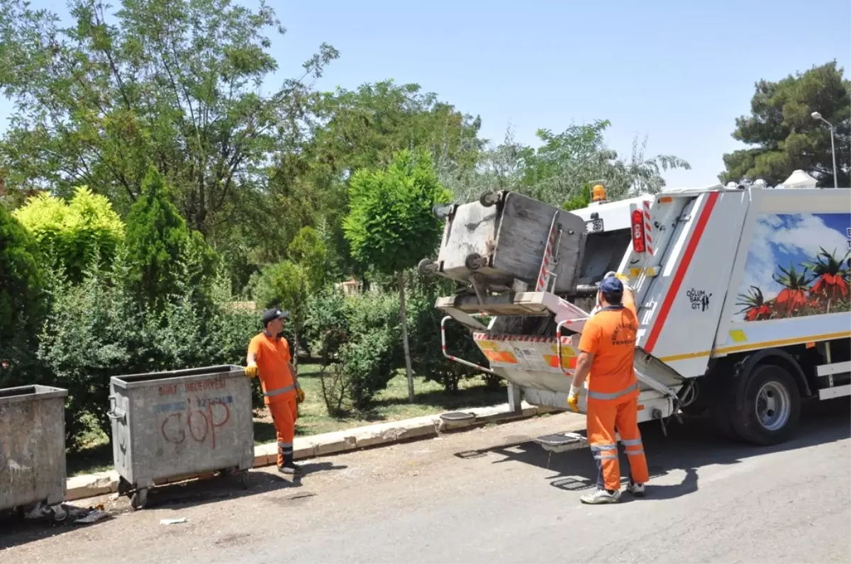 Siirt\'teki Çöp Konteynırları Yıkanıyor