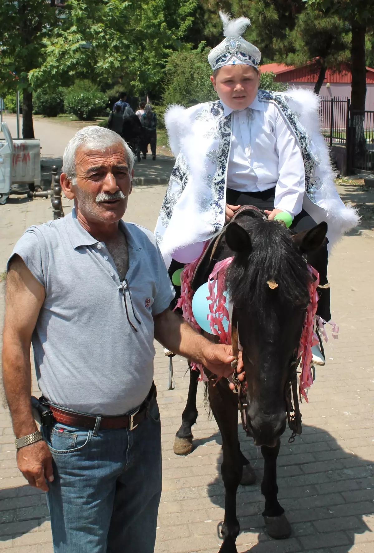 Sünet Törenine Atla Gitti