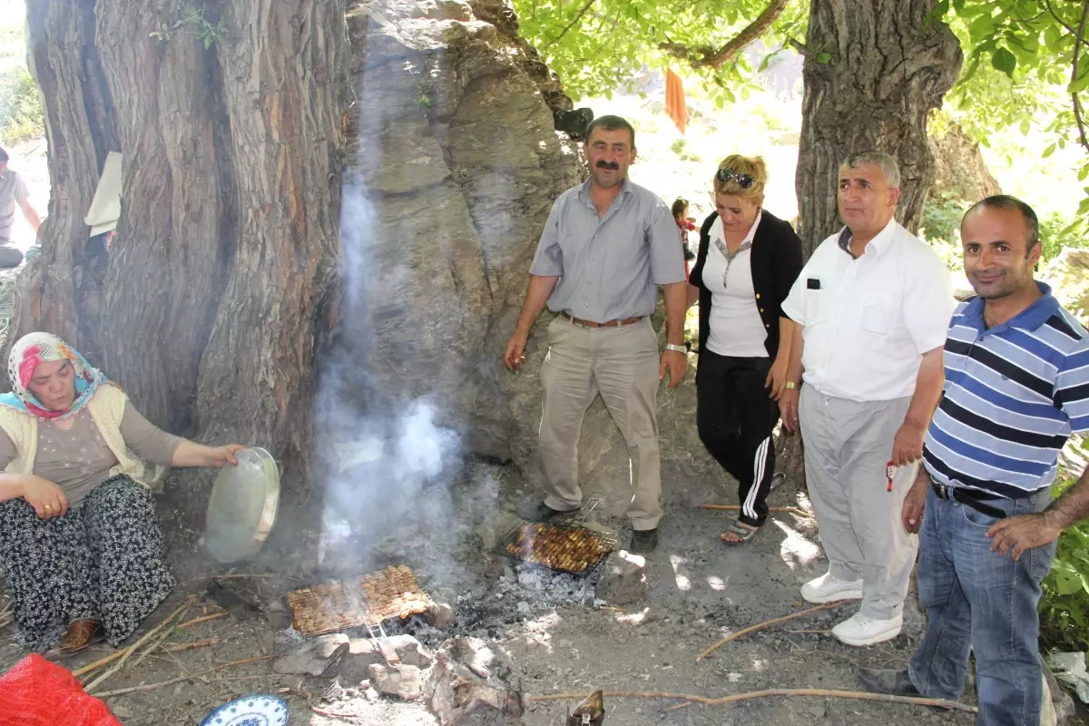 Yerli Turistlerin Piknik Keyfi