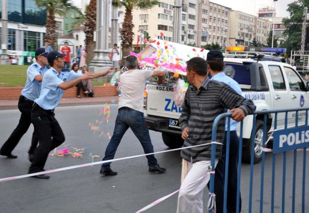 Zabıtadan Seyyar Satıcıya Sert Müdahale