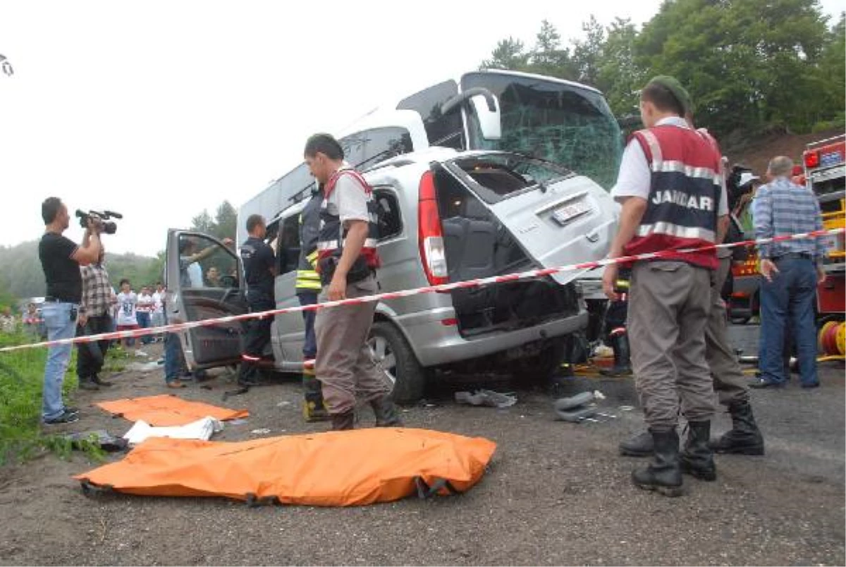 Zonguldak\'ta Otobüsle Minibüs Çarpıştı: 3 Ölü (2)