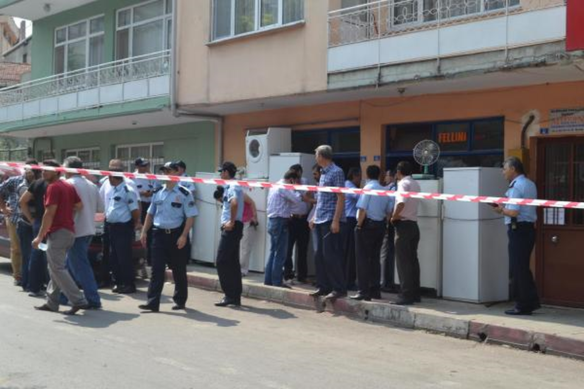 17 Yaşındaki Genç, Annesini Tacizle Suçladığı Buzdolabı Tamircisini Öldürdü