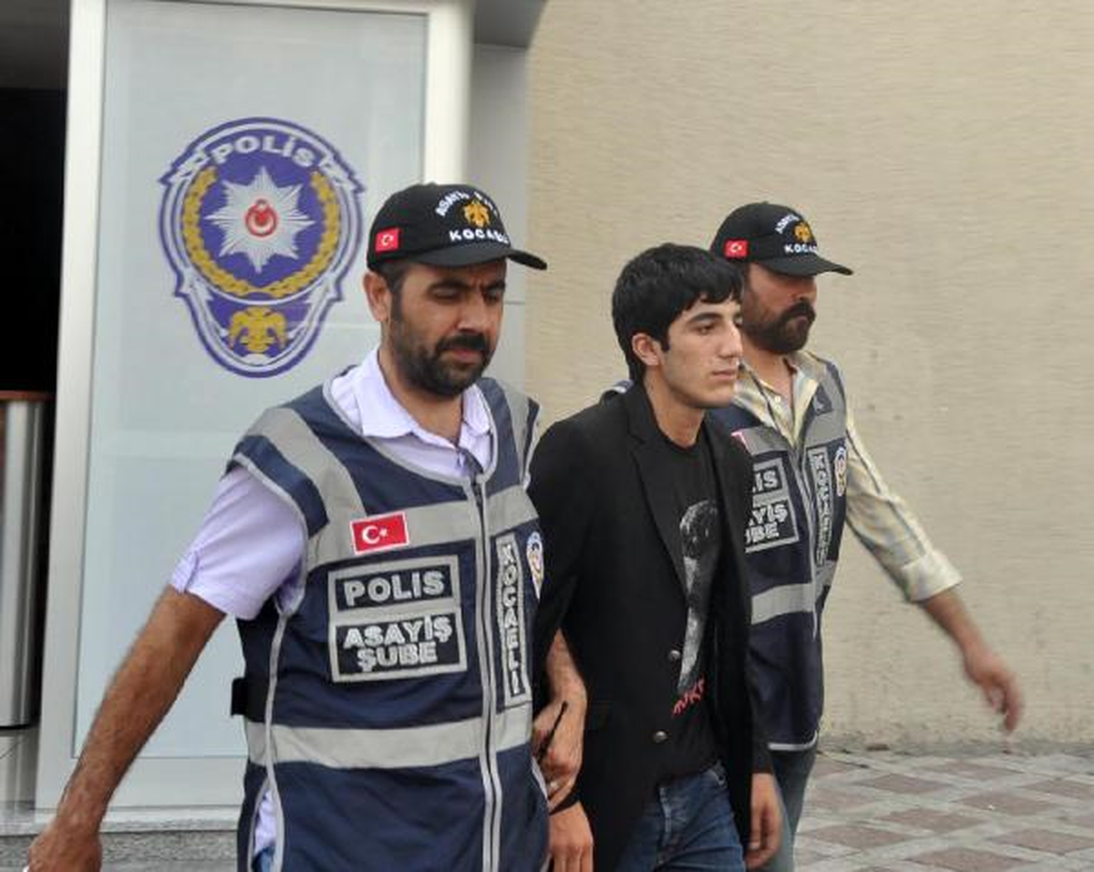 17 Yaşındaki Genç, Annesini Tacizle Suçladığı Buzdolabı Tamircisini Öldürdü (2)