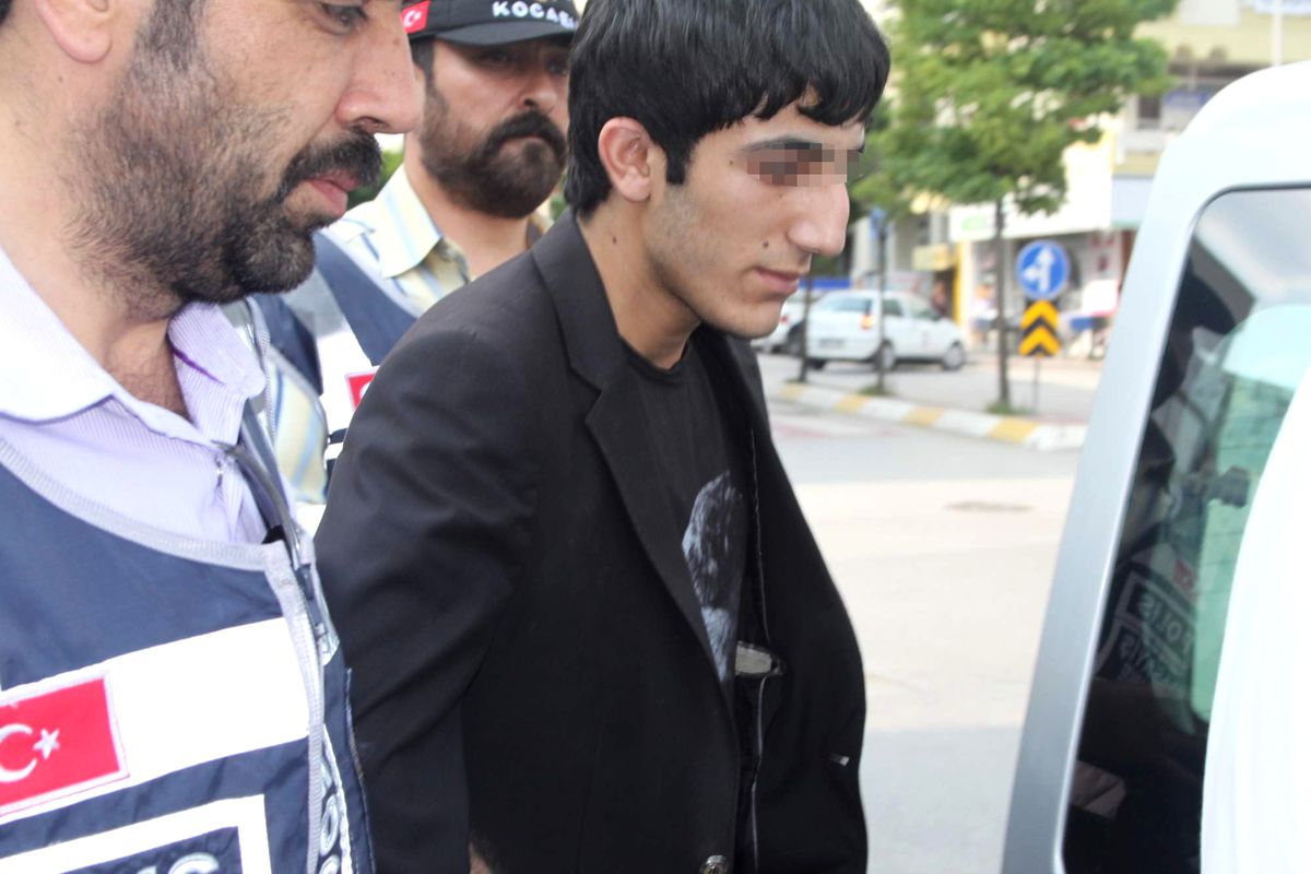 17 Yaşındaki Katil Zanlısı Polise Teslim Oldu