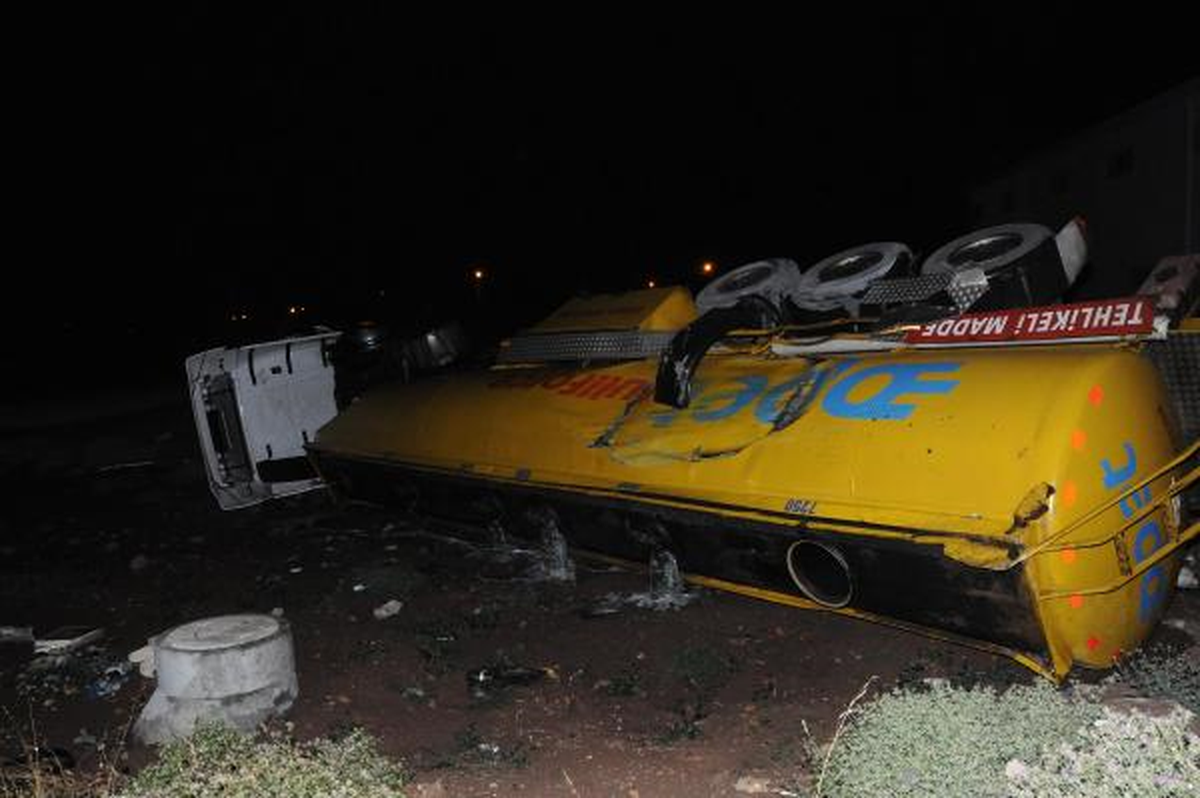 Akaryakıt Yüklü Tanker Devrildi