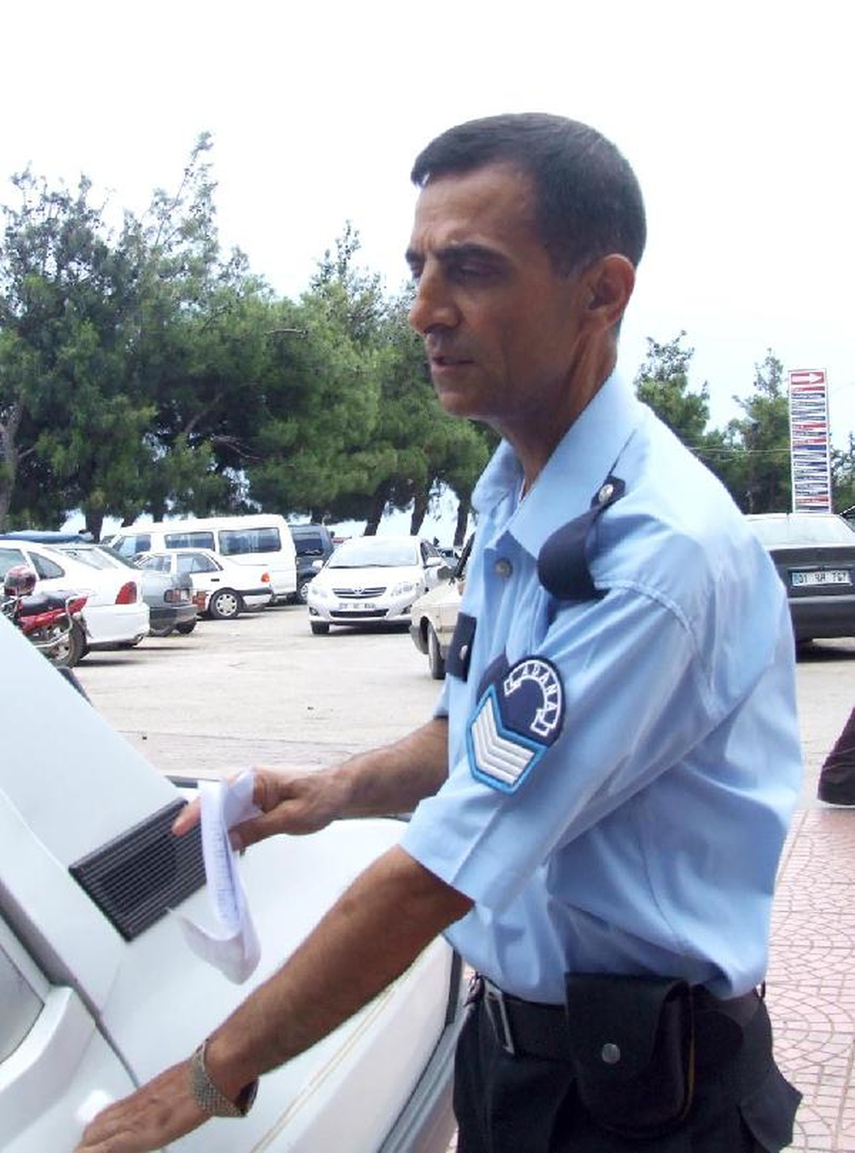 Adliyede Görevli Polisin Burnunu Kırdılar