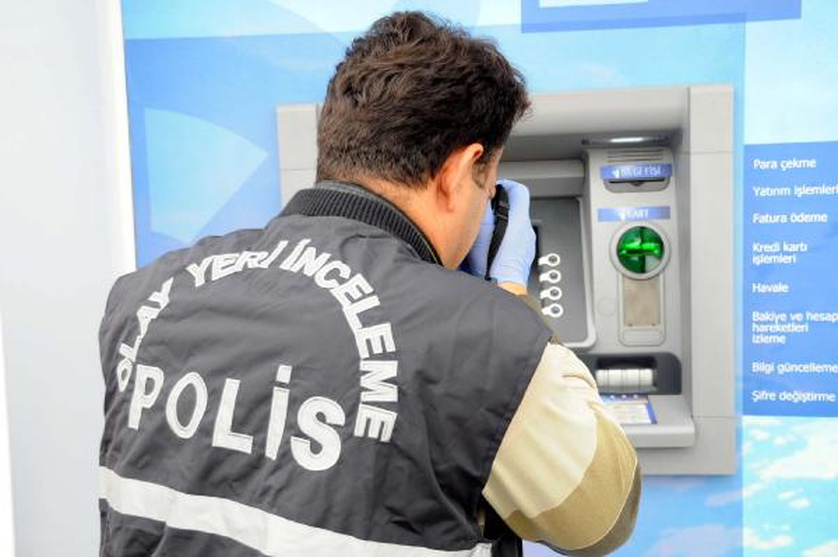 Atm\'de Kart Kopyalama Cihazı Bulundu