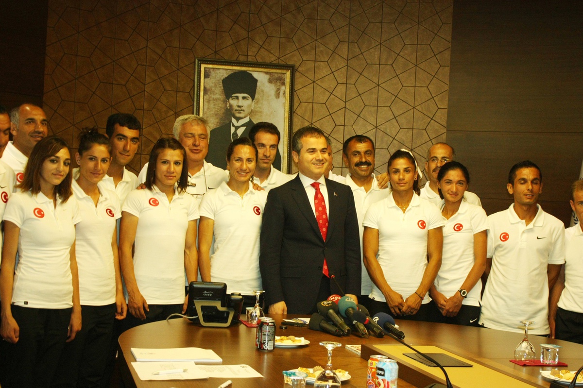 Avrupa Atletizm Şampiyonasının Madalyalı Atletleri Bakan Kılıç\'ın Makamında