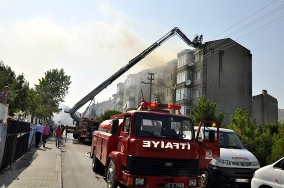 Balıkesir\'de Çatı Yangını