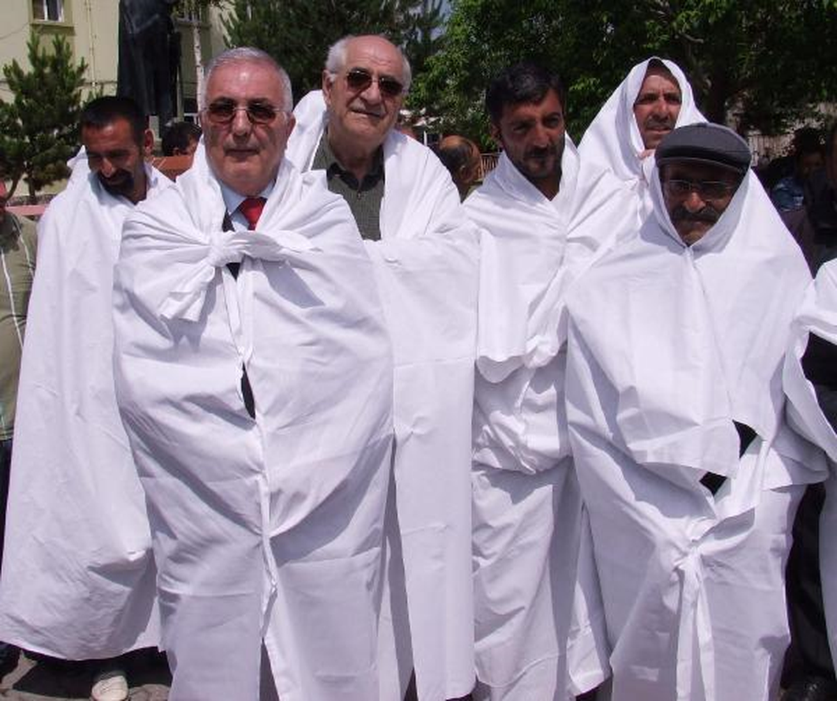 CHP\'li Öğüt, Çıldır\'da Kefen Giyip Adliyenin Kapatılmasını Protesto Etti