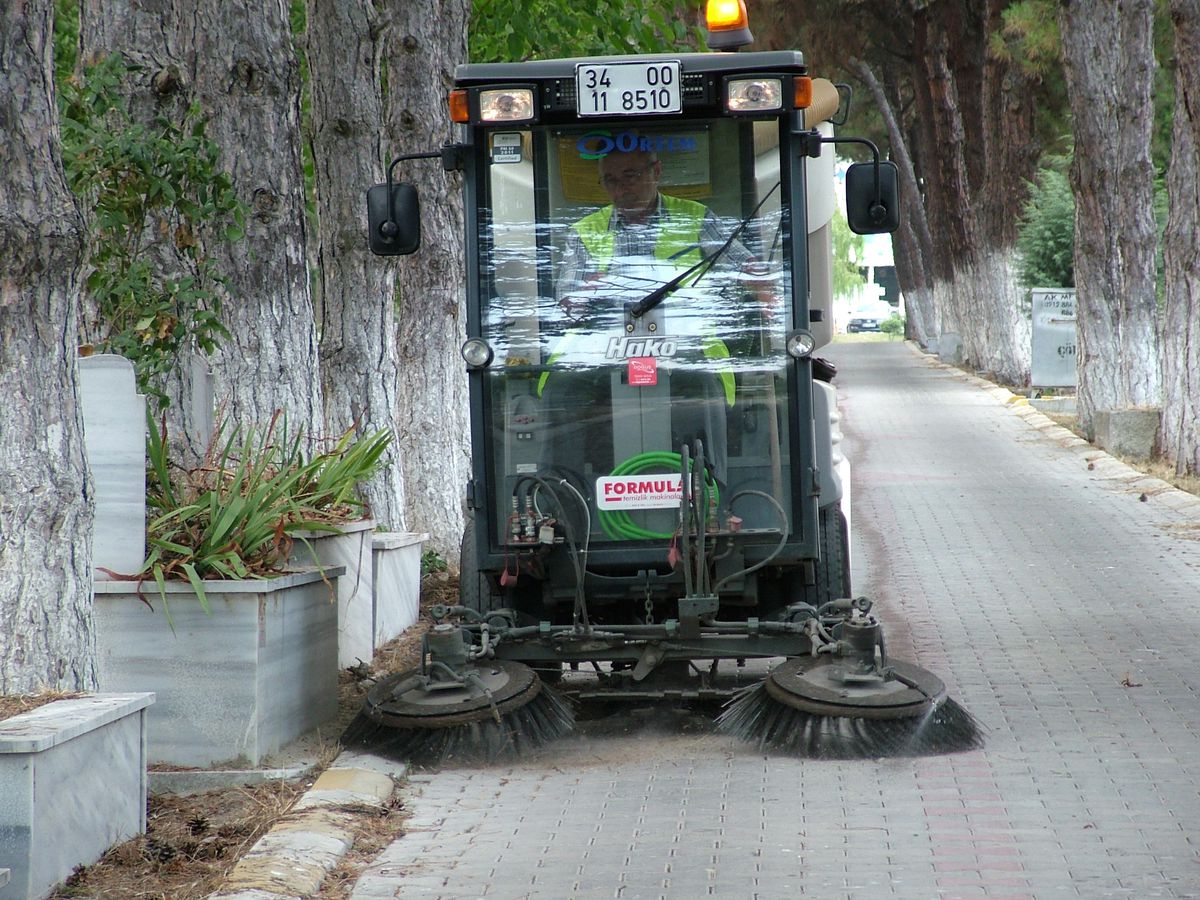 Çorlu\'da Ramazan Öncesi Mezarlık Temizliği
