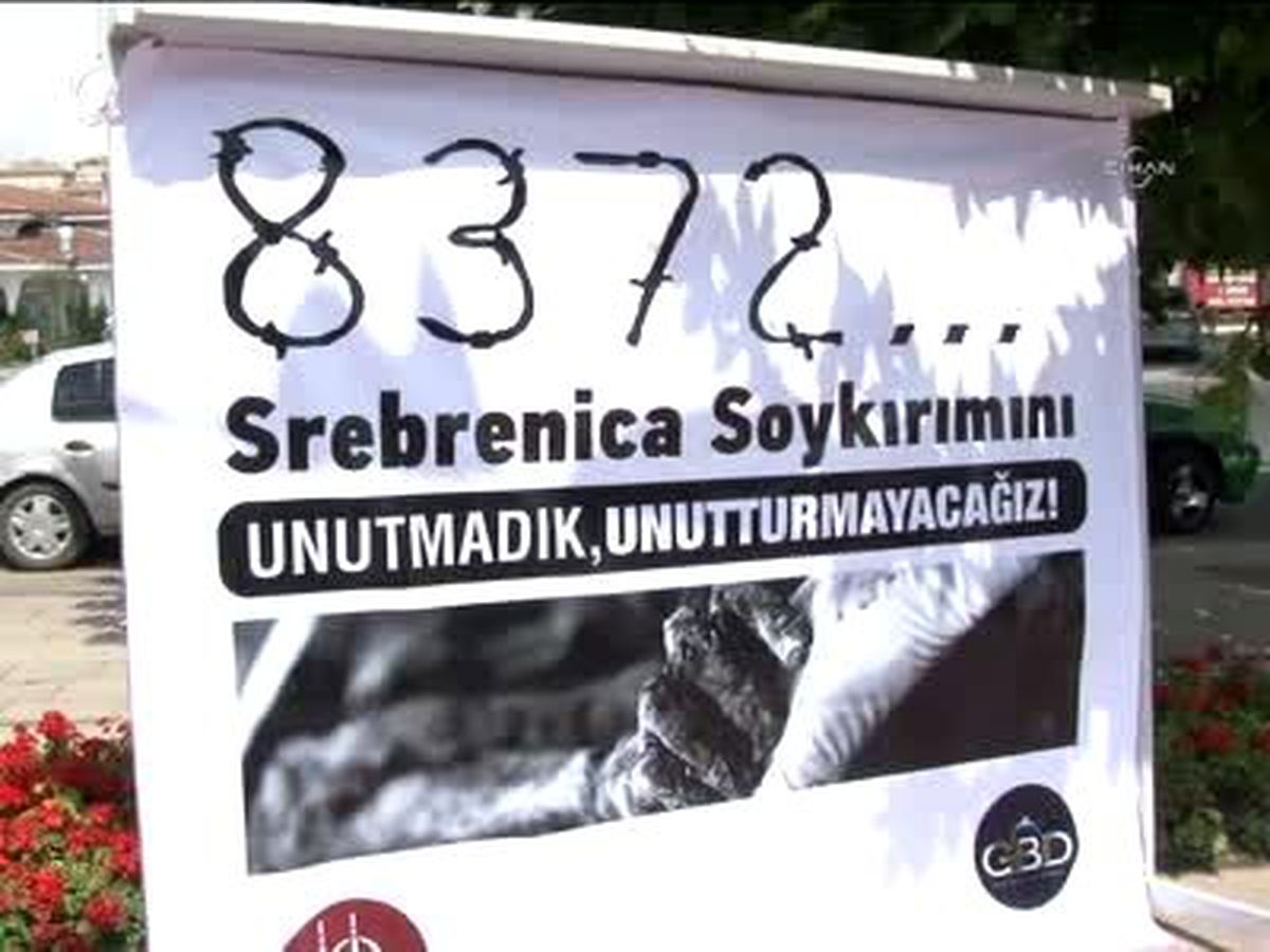 Dışişleri Bakanı Davutoğlu "Srebrenitsa Çiçeği"Ni Taktı Srebrenitsa Soykırımının 17.Yıldönümü...