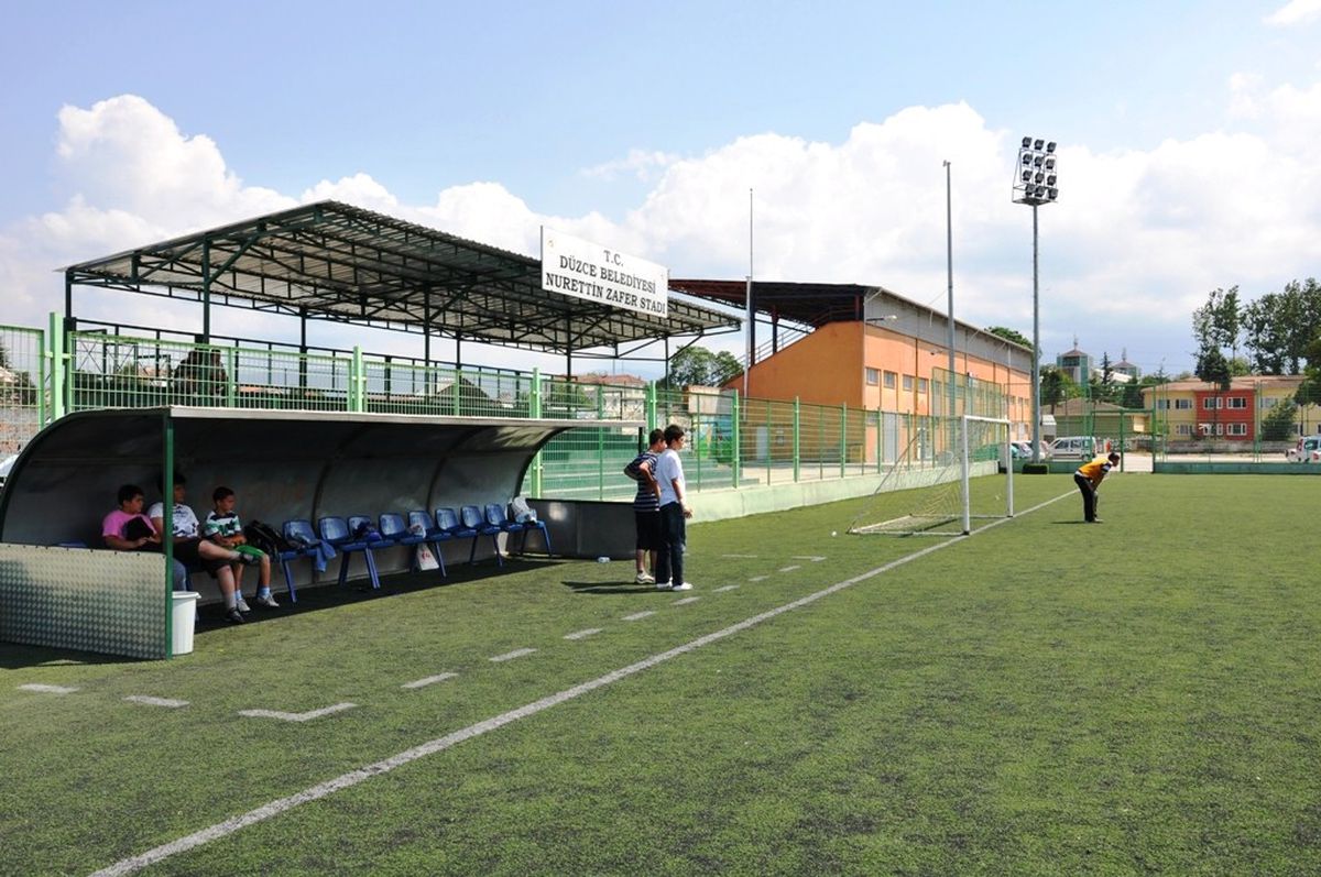 Düzce\'de Çocuklar Camiden Stadyuma Koştular