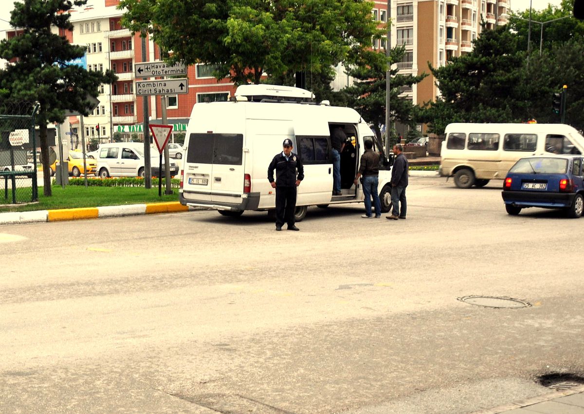 Gez Mahallesi\'nde Şüpheli Paket Paniği