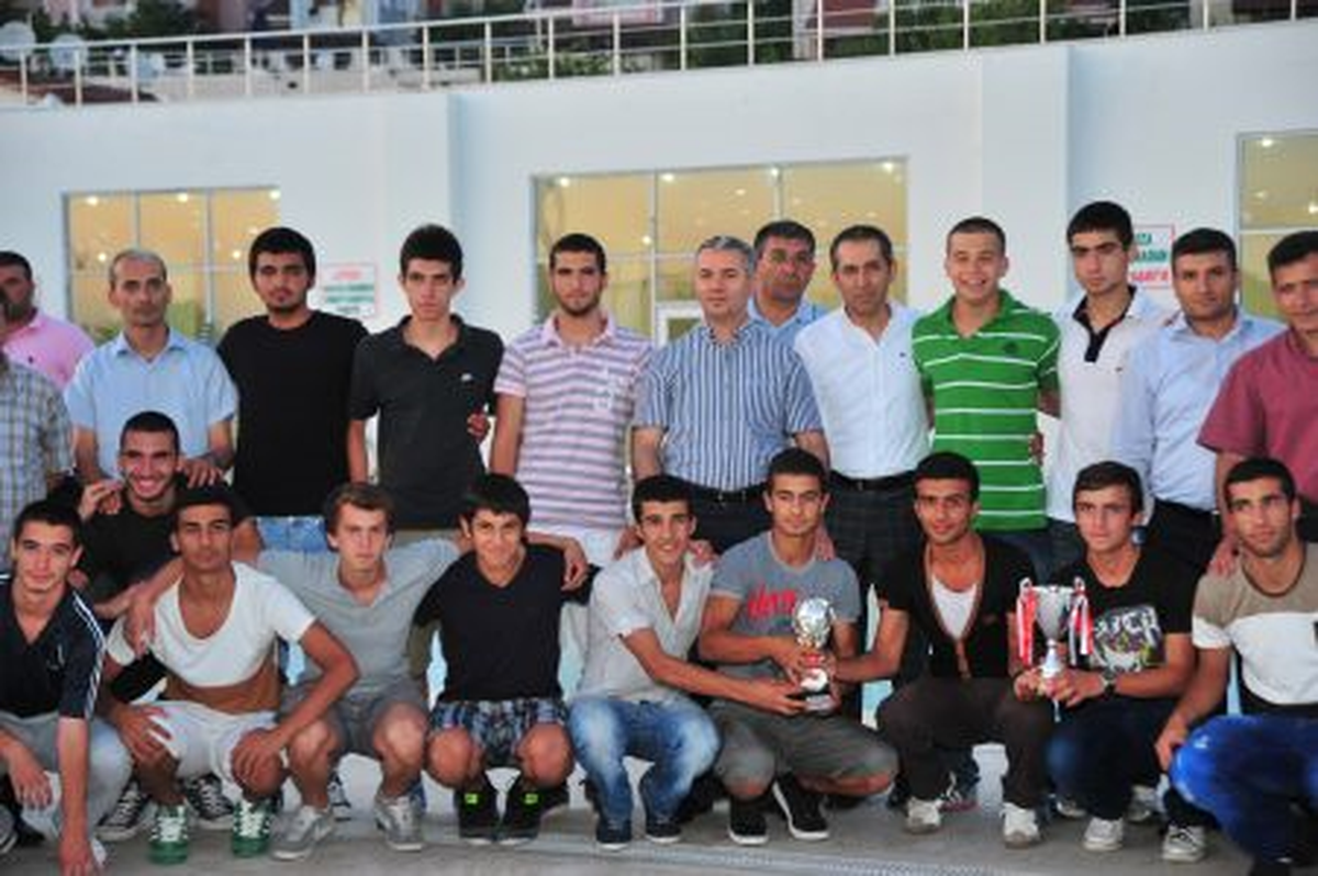 Gürpınarspor Futbol Takımı\'na Kutlama Yemeği