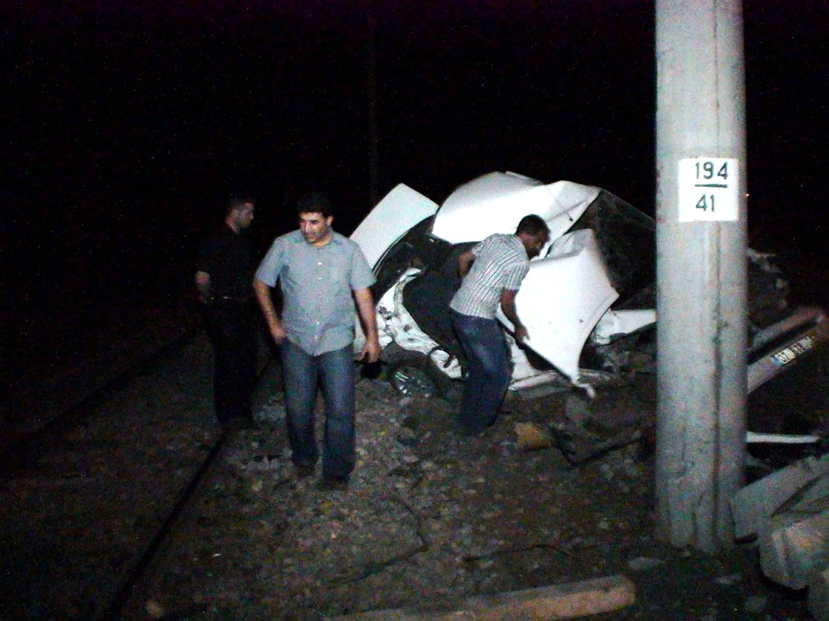 Hemzemin Geçitte Arızalanan Otomobile Yük Treni Çarptı