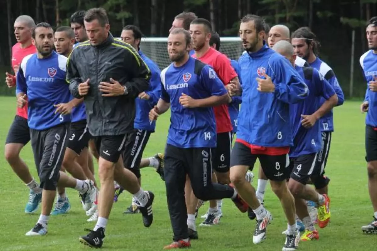 Karabükspor\'da Geleneğine Uyuldu Saçlar Kesildi