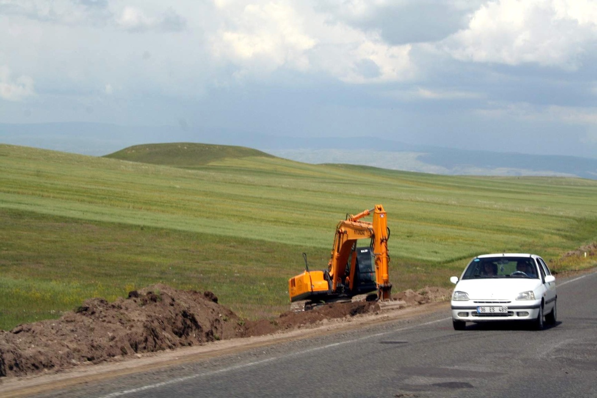 Kars Karayolları 18. Bölge Müdürlüğü\'nce Yol Yapım Çalışmaları Bir Çok Noktada Devam Ediyor