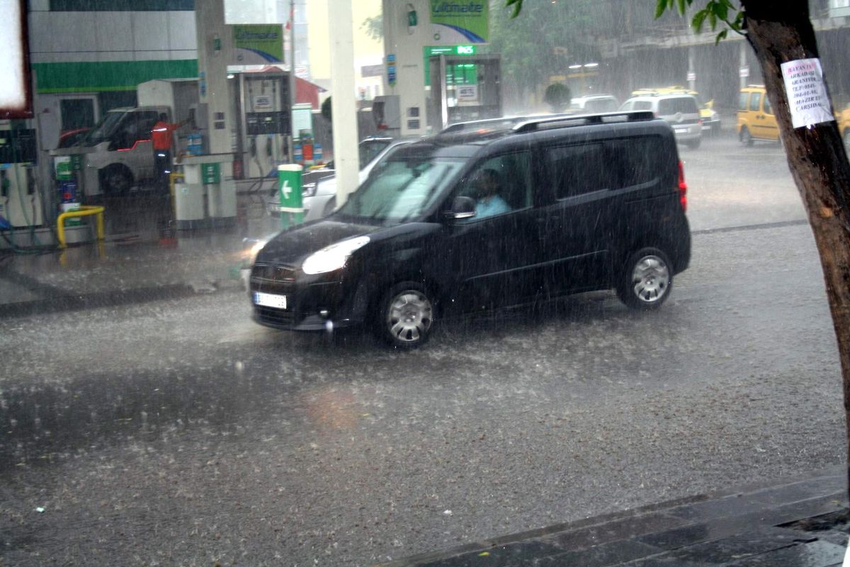 Kars\'ta Meteoroloji Müdürlüğü Vatandaşları Sağanak Yağmura Karşı Uyardı