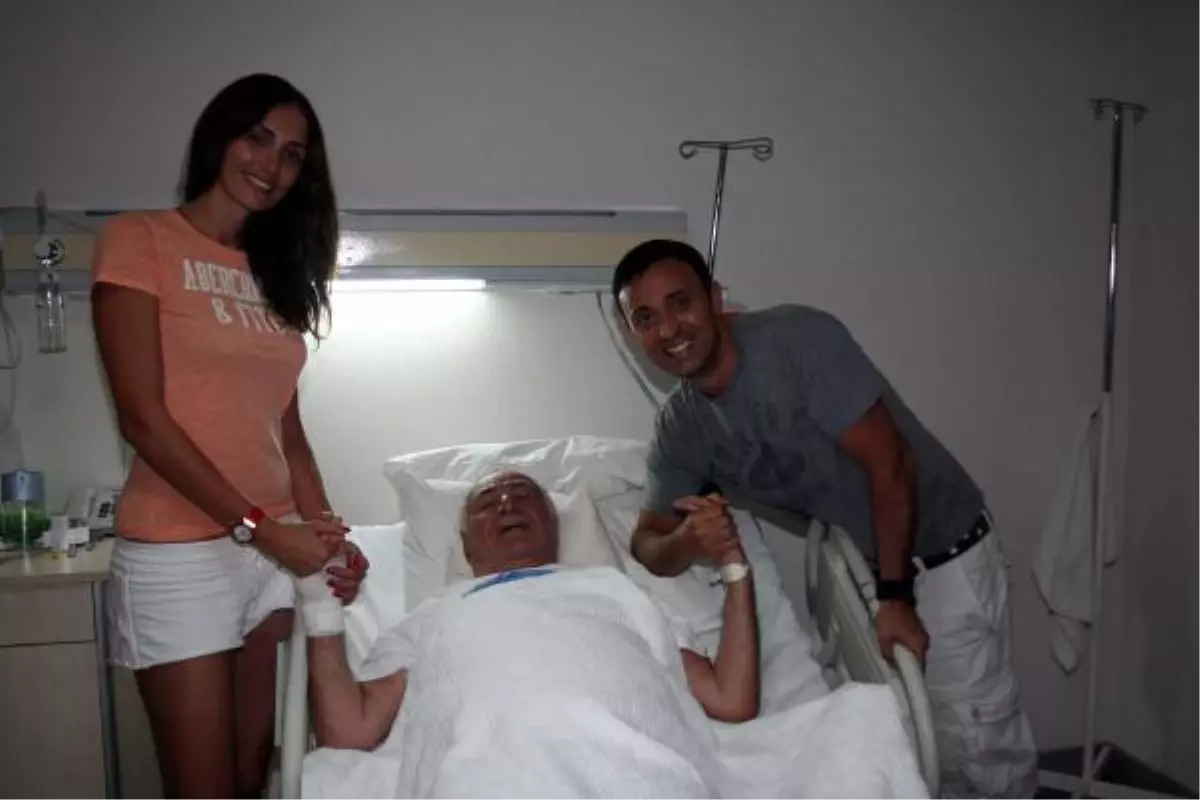 Mustafa Sandal, Dedesini Hastanede Ziyaret Etti