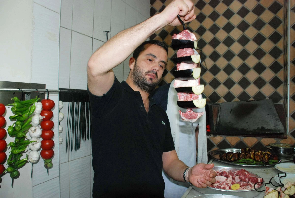 Onur Şan ile Kebap Ustası Arasında "Tokat Kebabı" Polemiği