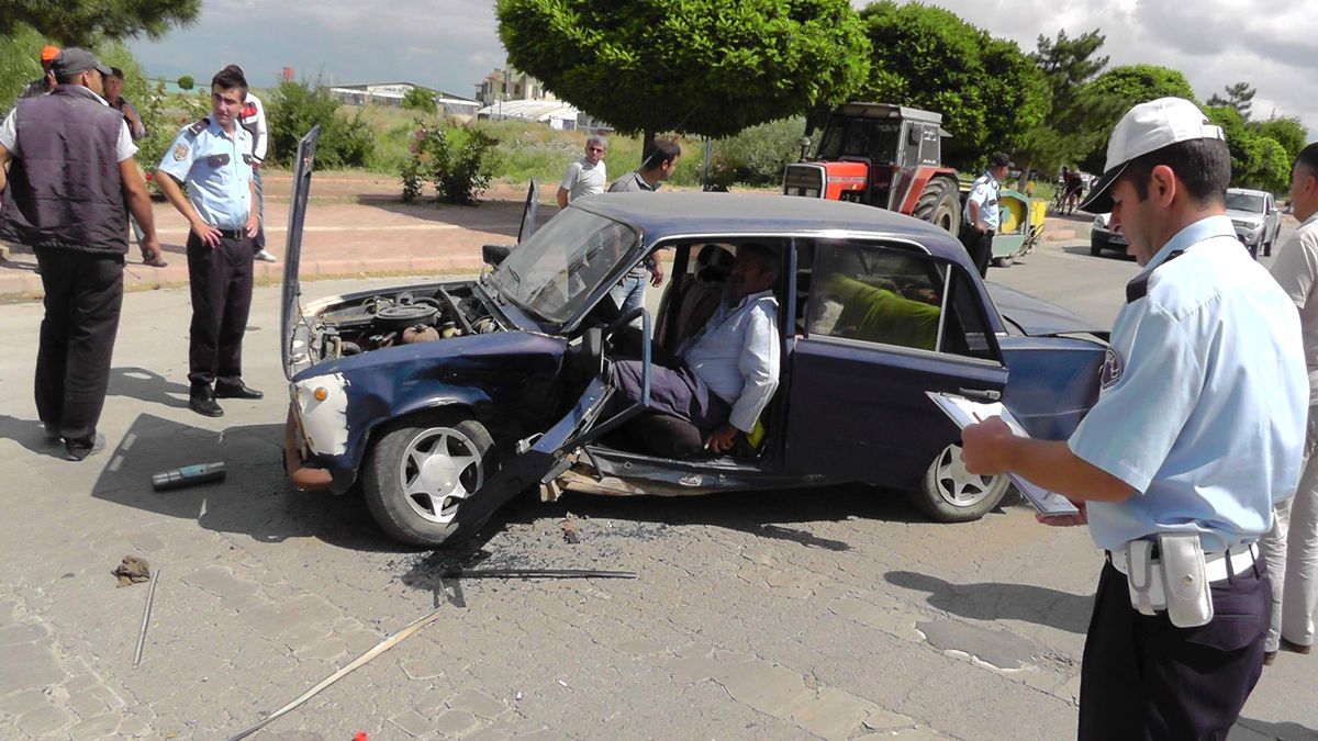 Otomobiller Çarpıştı, Sürücü Araçta Sıkıştı