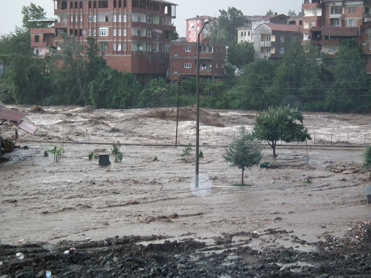 Salıpazarı\'nı Sel Vurdu