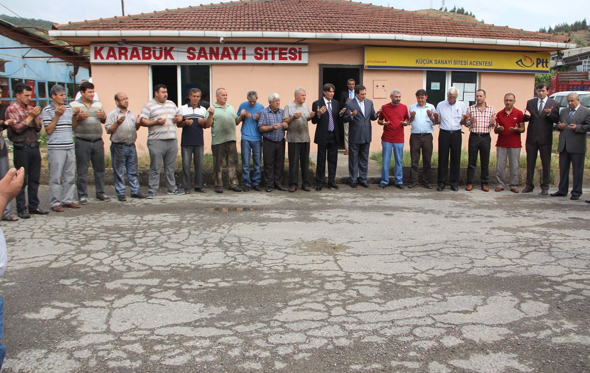 Sanayi Sitesi 12 Yıldır Dua Geleneğini Sürdürüyor
