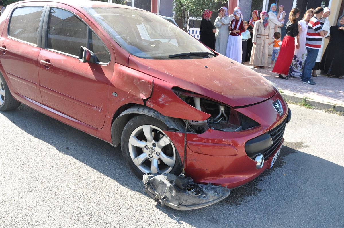 Takla Atan Araçtan Burnu Dahi Kanamadan Çıktı
