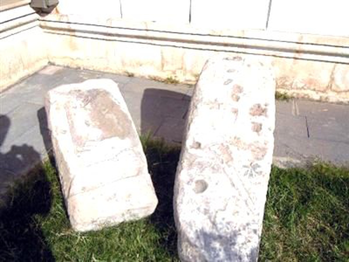 Tarihi Kiliseden Stelleri Söküp, Cami Basamağı Yapmışlar