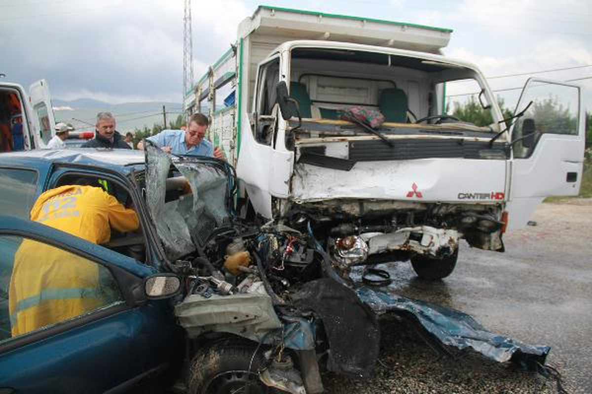 Trafiğe Çıkması Yasak Olan Plakasız Kamyonet Otomobile Çarptı: 1 Ölü