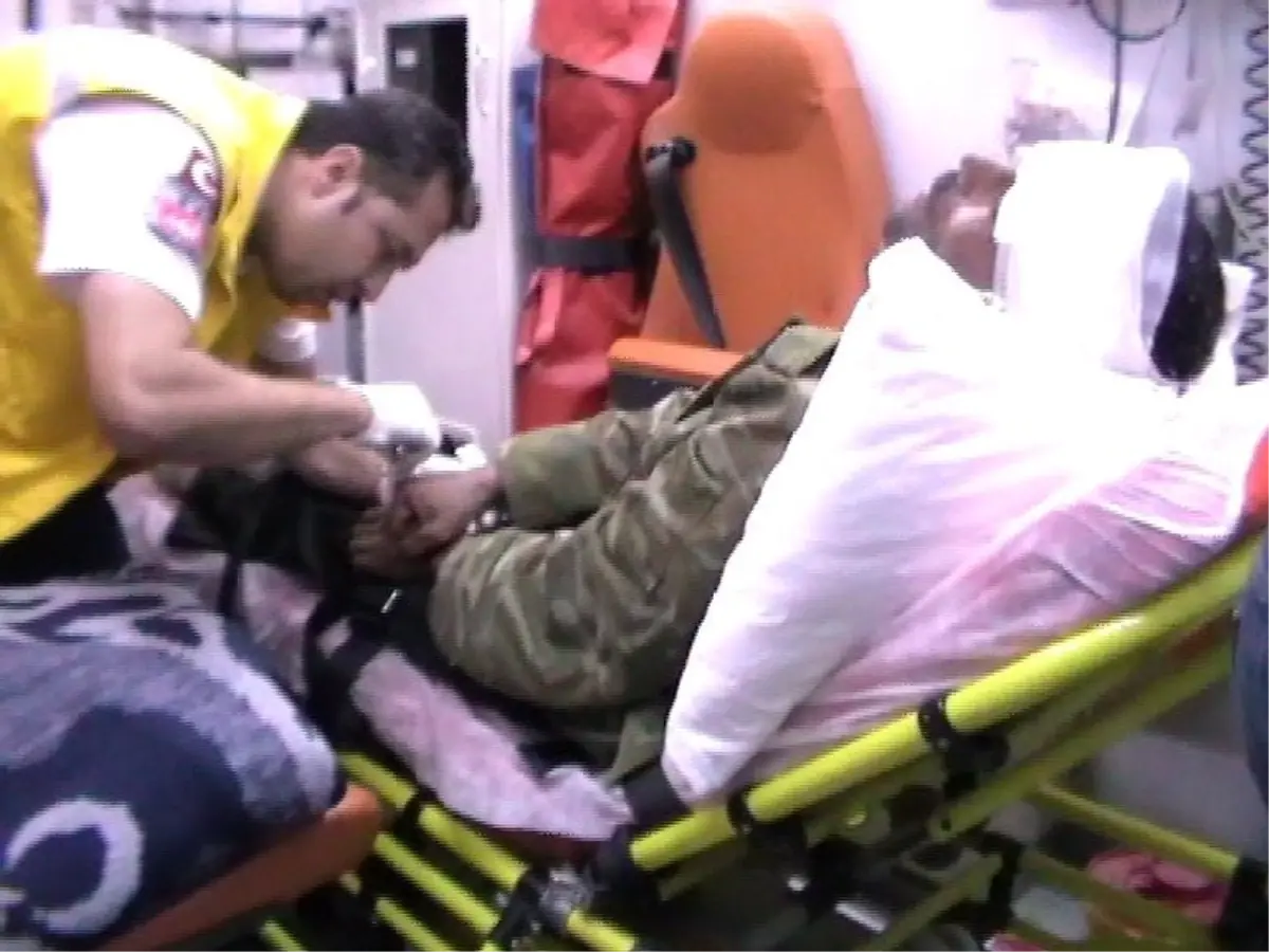 Akaryakıt Tankeri Traktöre Çarptı: 2 Yaralı