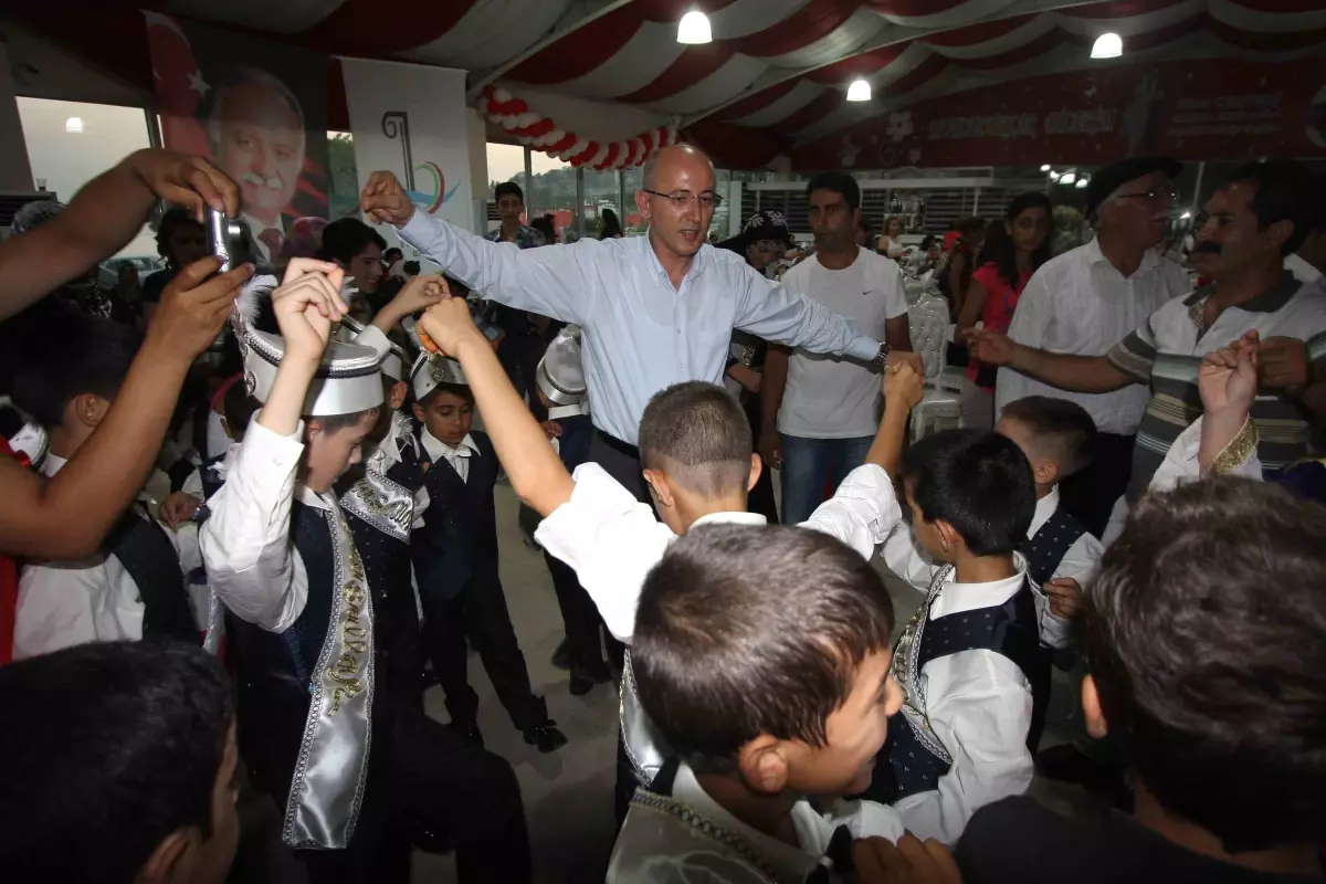 Bayraklı Belediyesi\'nden Sünnet Şöleni