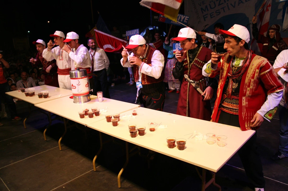 Çay İçme Yarışmasında Ülkeler Yarıştı