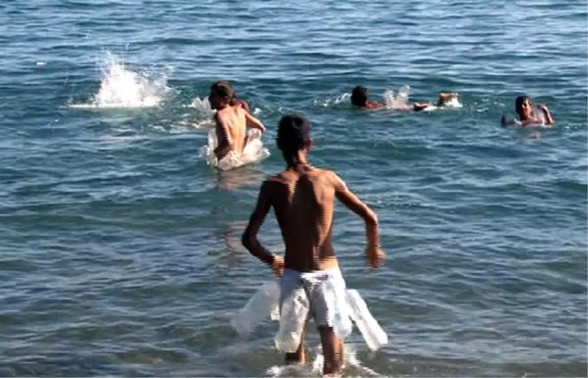 Çocuklar Göle Pet Şişelerle Giriyor