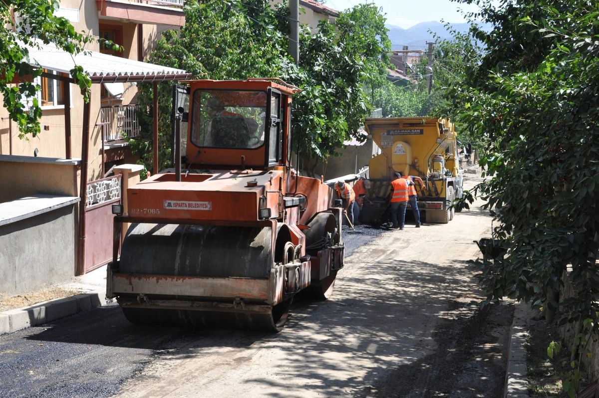Dayanıklı Asfalt ve Yama Çalışmaları Sürüyor