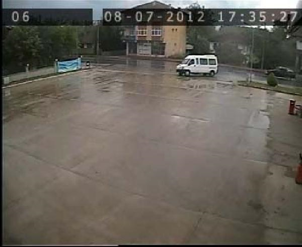 Duvara Çarpan Minibüsten Fırlayan Yolcu Ayağa Kalkıp Yaralılara Yardım Etti