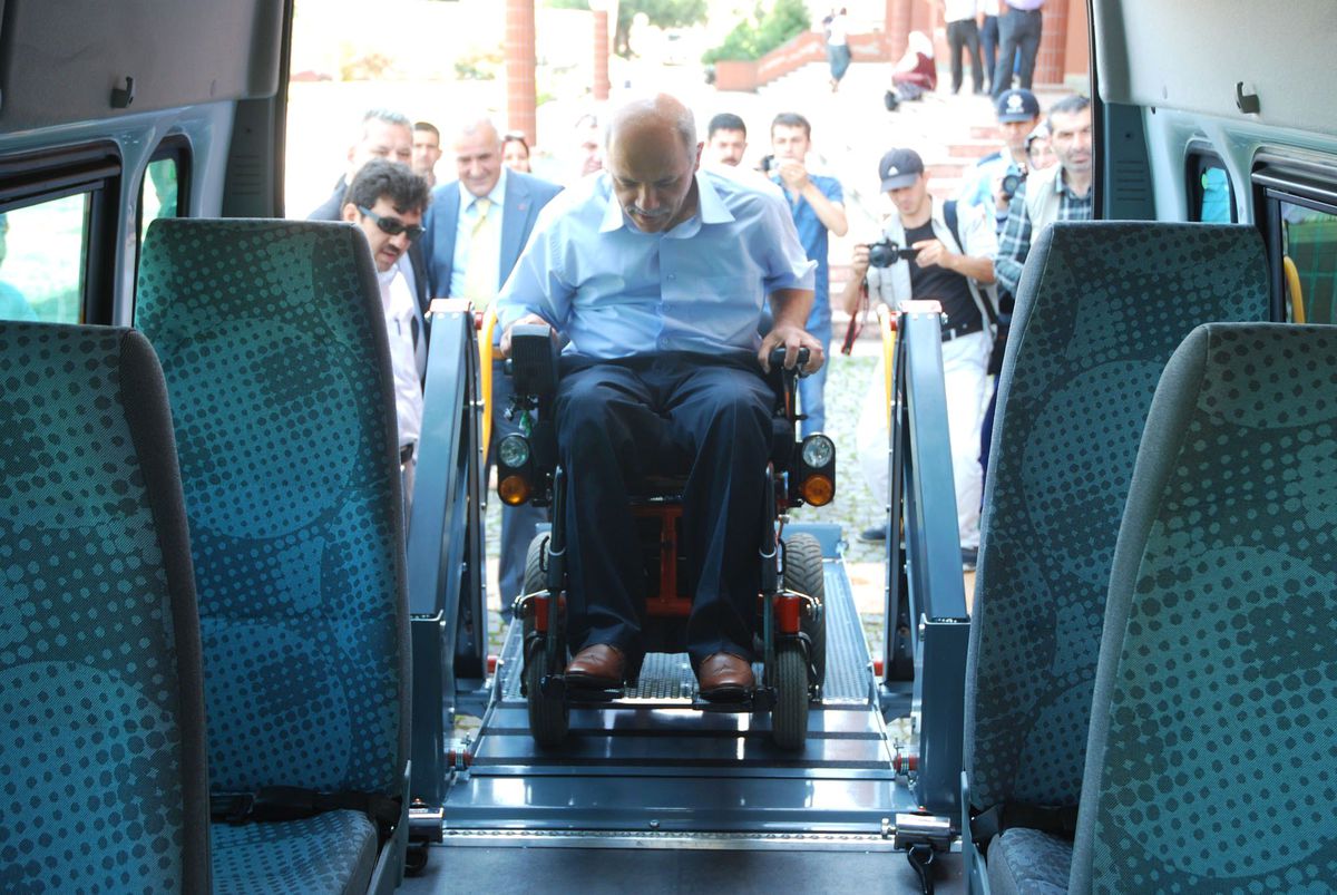 Engellilere Toplu Engelli Taşıma Aracı Verildi