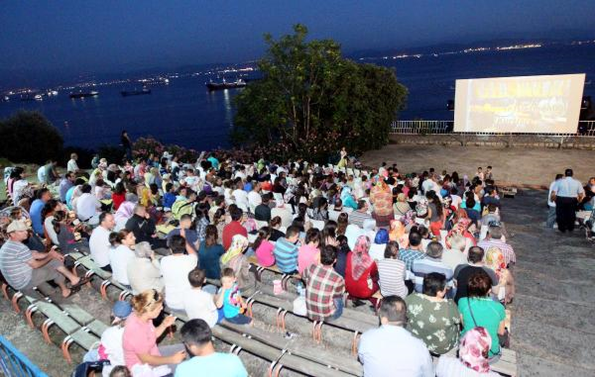 Eskihisar Kalesi\'nde Açık Havada Deniz Manzaralı Sinema Keyfi