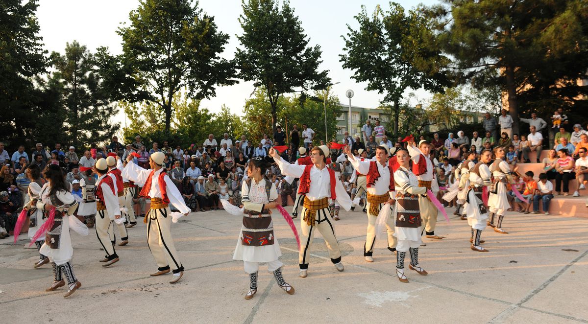Halk Dansları Sokaklara Taştı