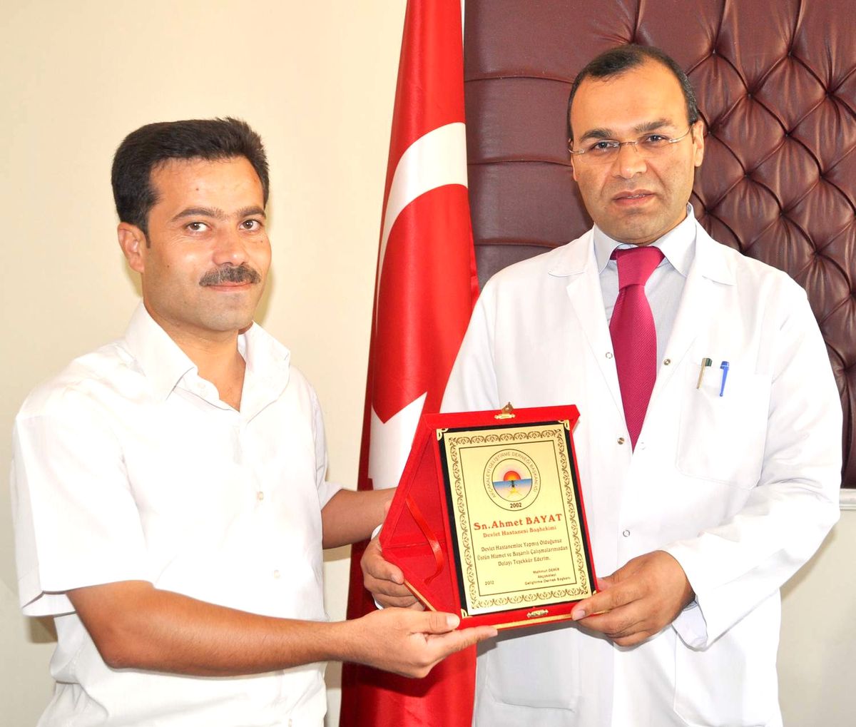 Hastane Yöneticilerine Plaket Verildi