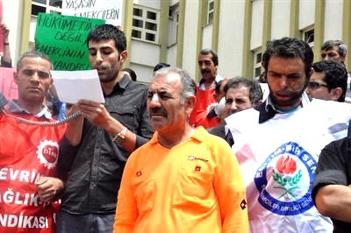 Hastanede Oğluna Sünnet İçin Belirlediği Tarihe Gün Alamayınca Sekreterin Burnunu Kırdı