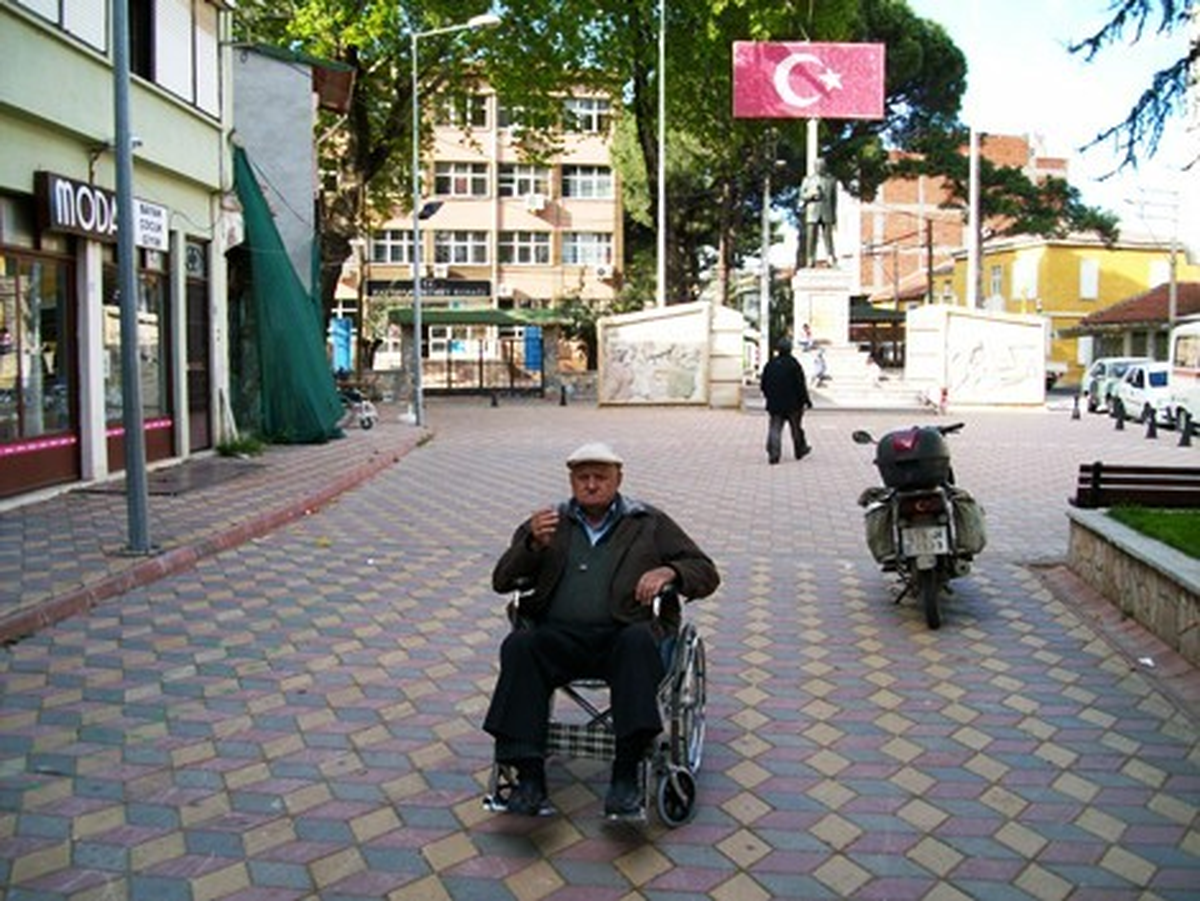 Havran\'da Yaşlı Adamı Tekerlekli Sandalye Çocuk Gibi Sevindirdi
