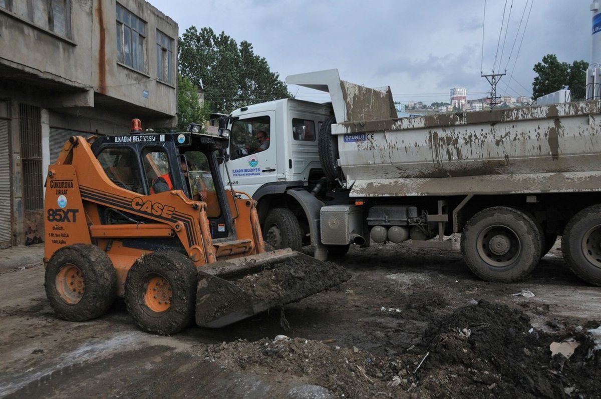 İlkadım Belediyesi Oto Yedek Parçacı Esnafının Yardımına Koştu