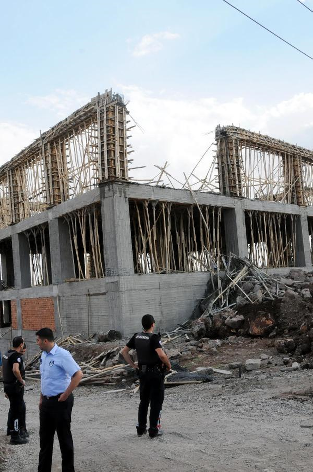 İnşaatın Kiriş Kalıpları Çöktü; 3 İşçi Yaralandı