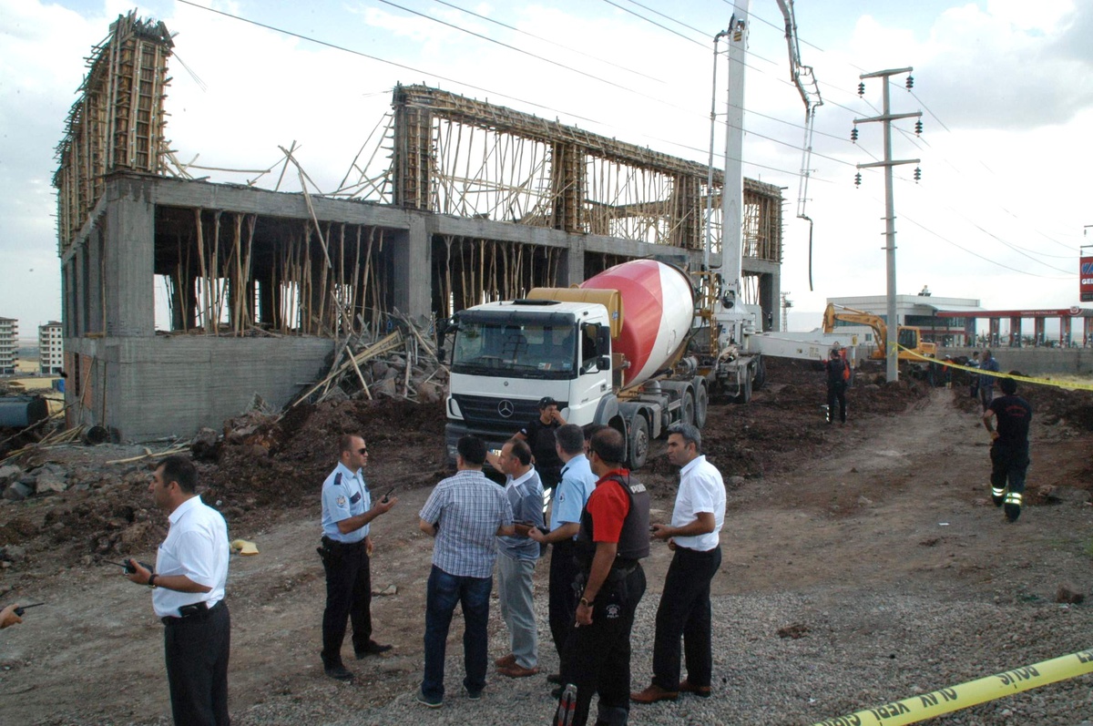 İnşaatta Beton Dökülürken İskelenin Çökmesi Sonucu Göçük Yaşandı